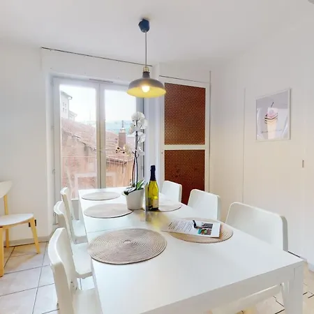 Des Bains Parking Hypercentre 6-8personnes *