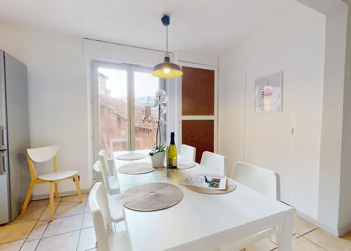 Des Bains Parking Hypercentre 6-8personnes *